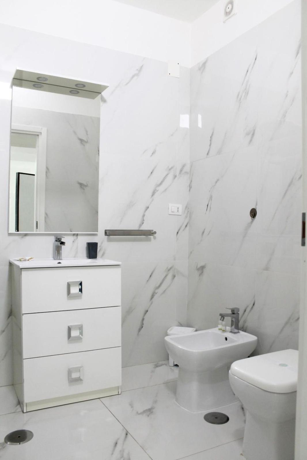 B&B Central Rooms 137 Νάπολη Εξωτερικό φωτογραφία